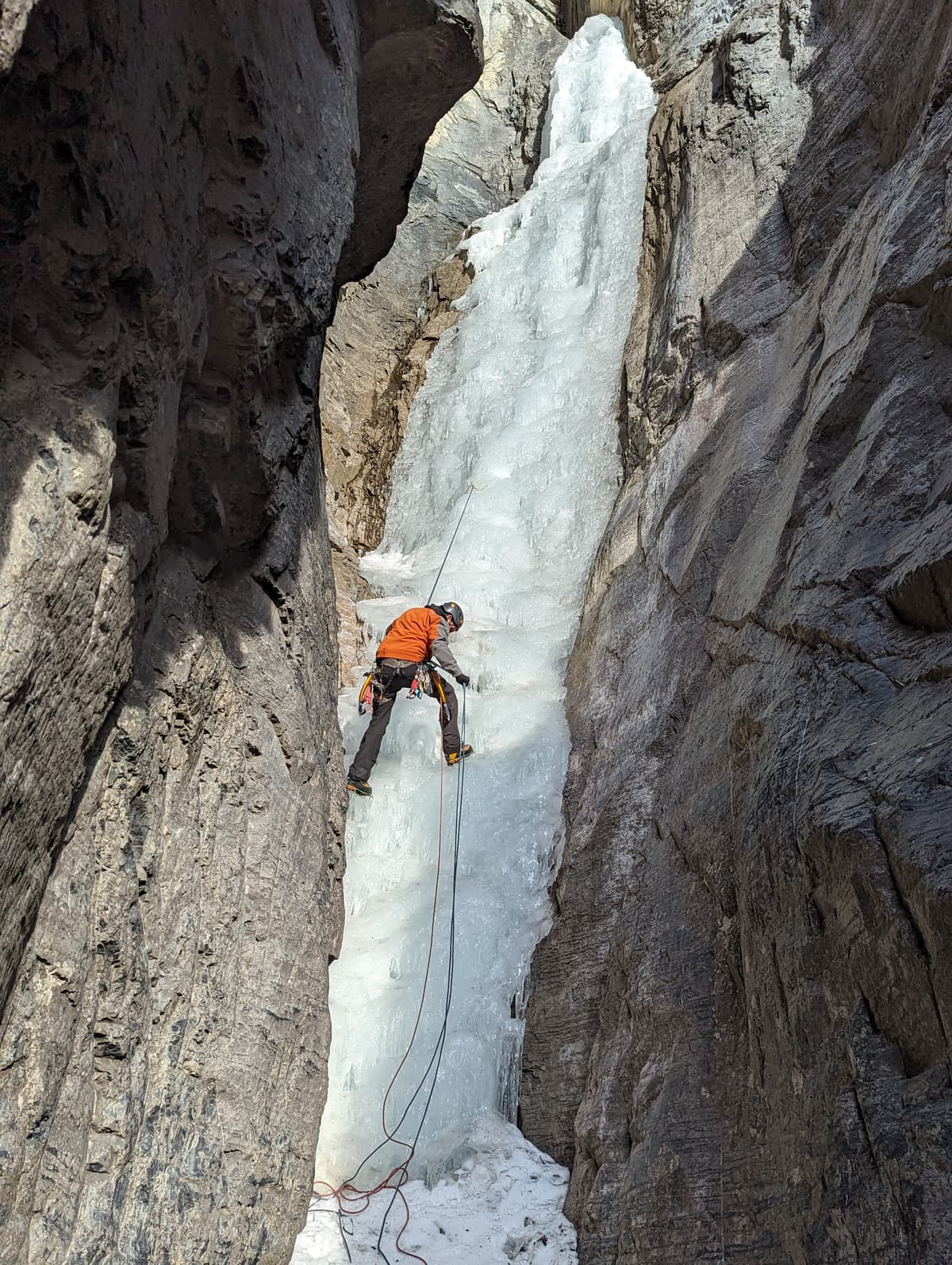 Preparing to bail. Fracture not visible from below but is a little above the v-thread 