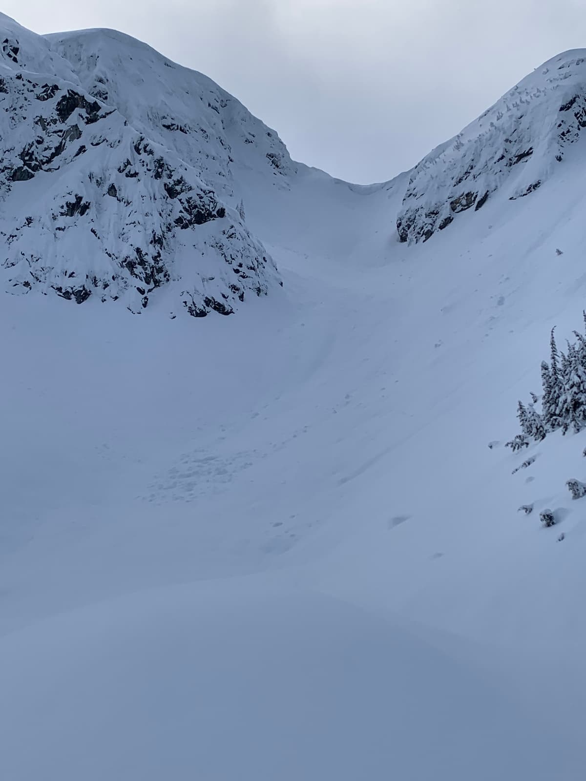 Some debris on north aspects below zimbuk col that likely ran a couple of days ago.