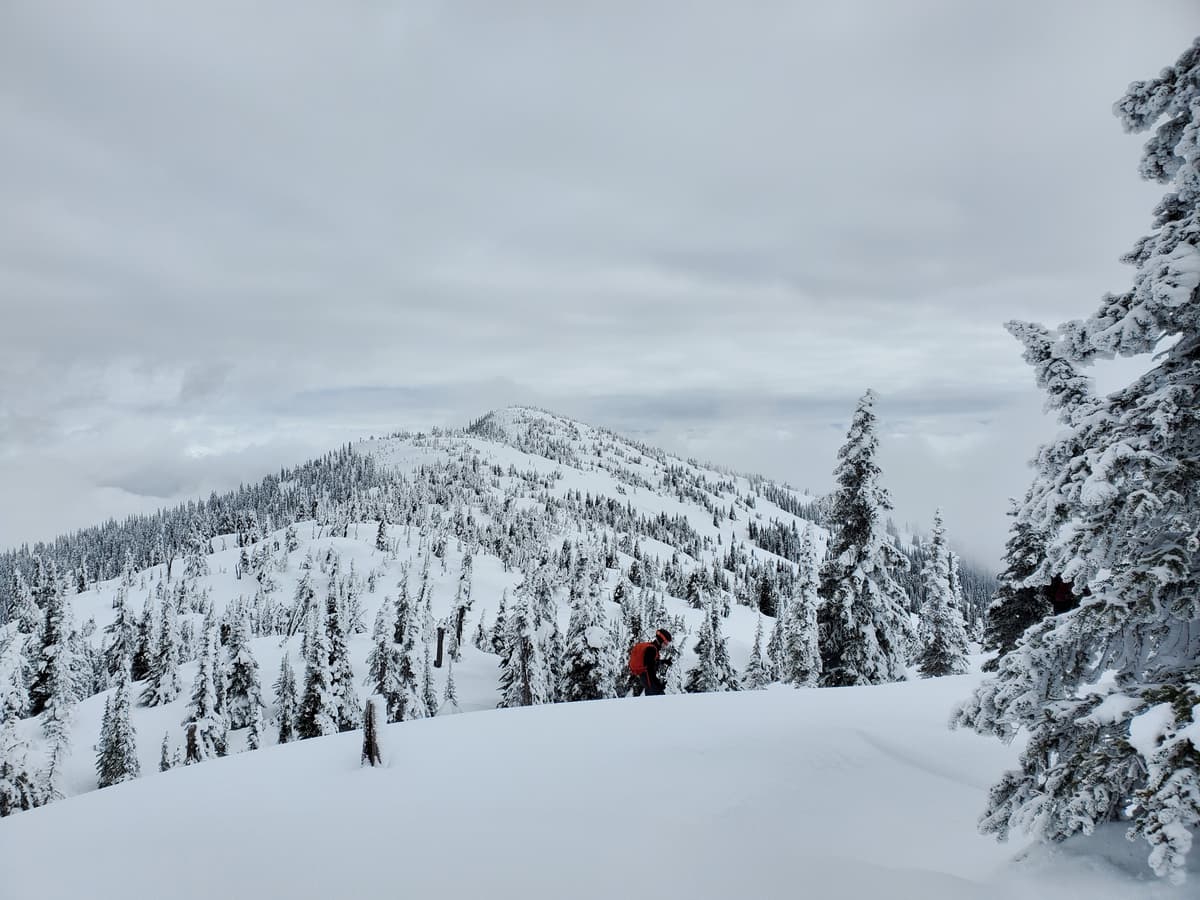 Snow became rad on the lee and begun to become heavier below the grassy hut. Some hidden rocks out there. We found an easter egg! Merci!