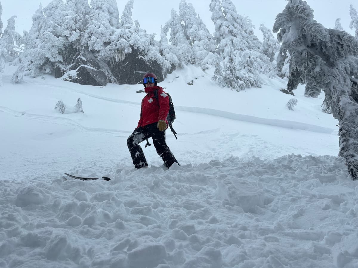 Size 1 sc 5-25cm crown about 15m wide ran 20m and swept 1 skier 