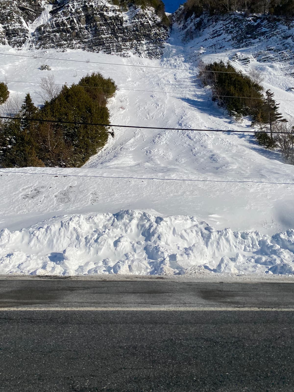 Dans l’après-midi, le chemin avait été bien dégagé et nous pouvons constater une partie du dépôt d’avalanche.