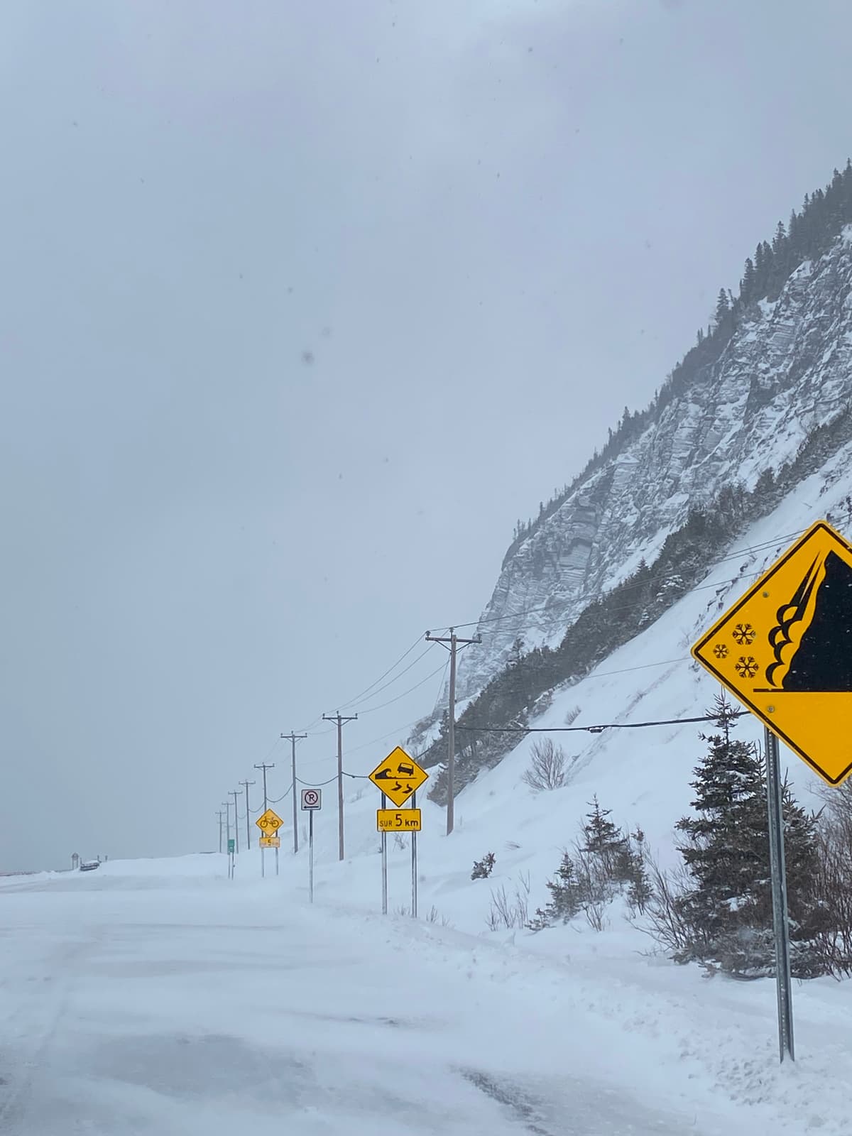 Photo de la première avalanche survenue avant mon arrivée, avec un vechule a gauche qui as percuté lavalanche.