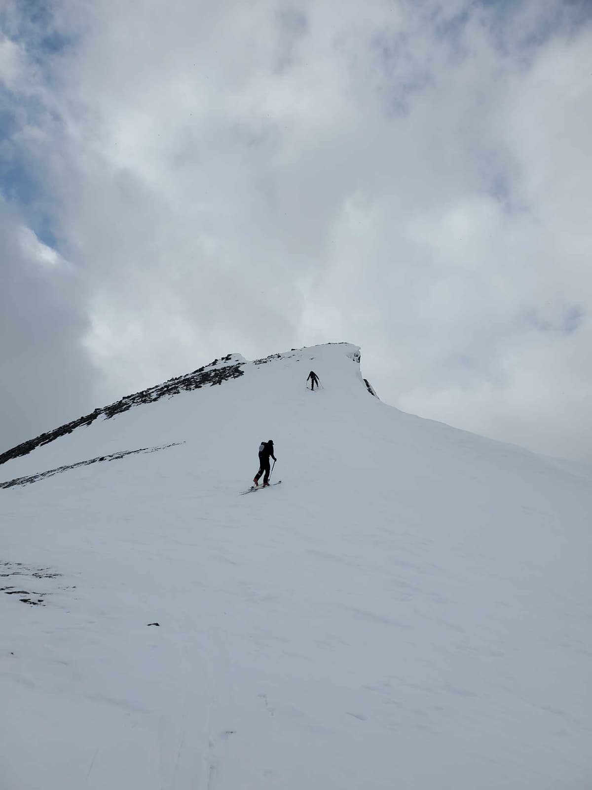 Evidence of wind transport before the col and low coverage. Minimal cornice growth observed though.
