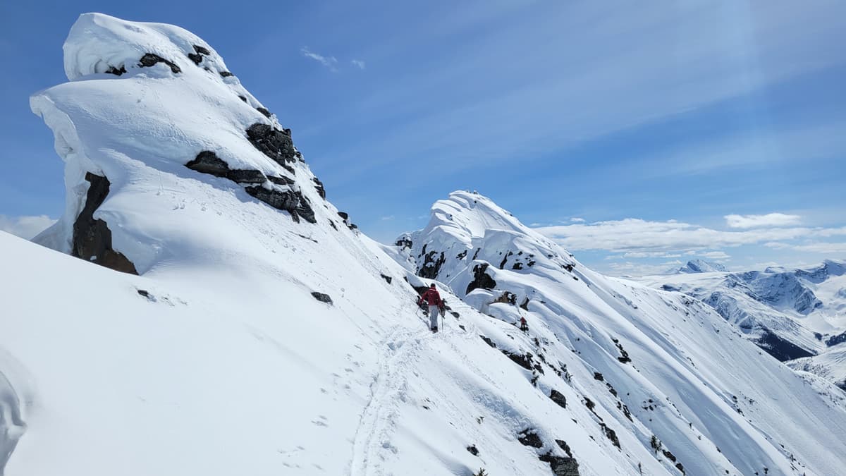 Skins on for the traverse to the entrance.