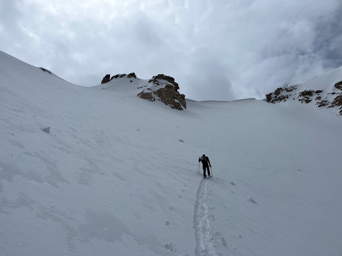 25-40cm of dense dry pow leading up to the col.