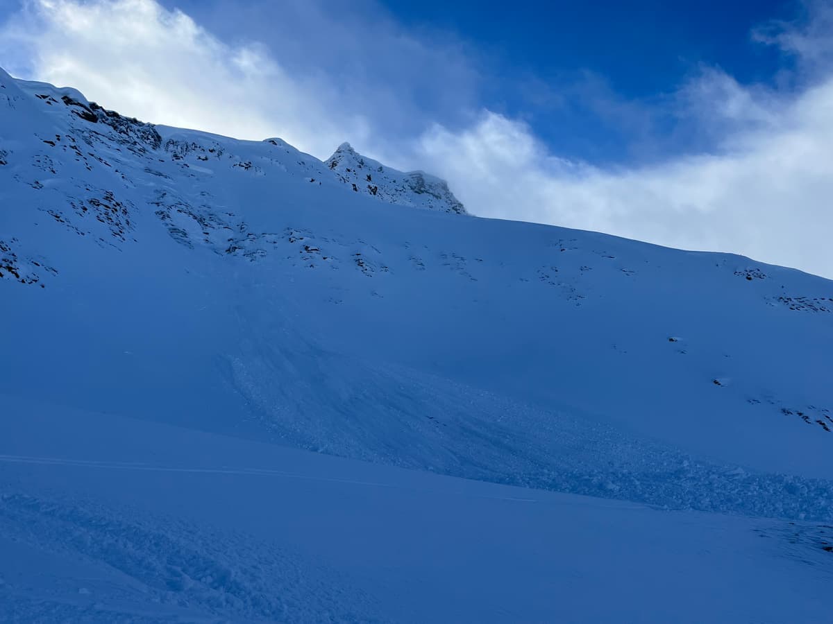 North facing aspect 2400m. Large natural cornice failure pulling deep slab to ground.