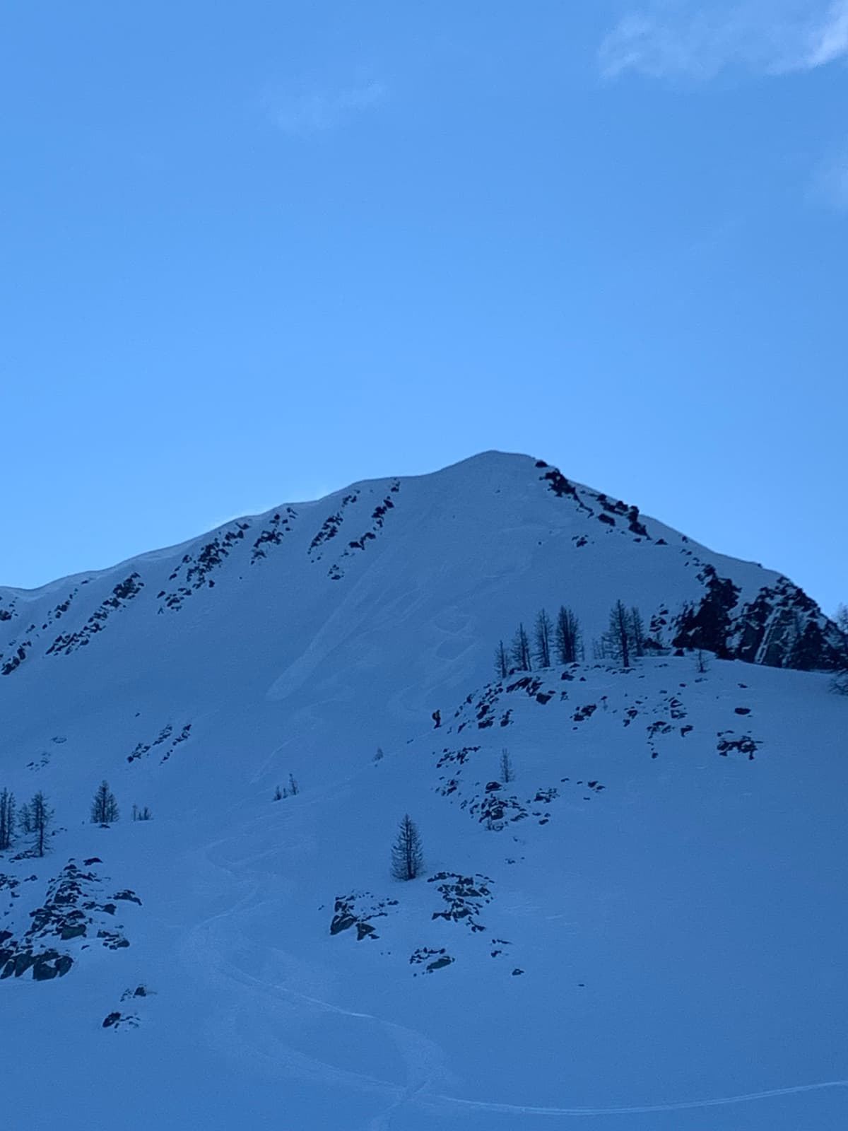 Frosty NE face, loose dry