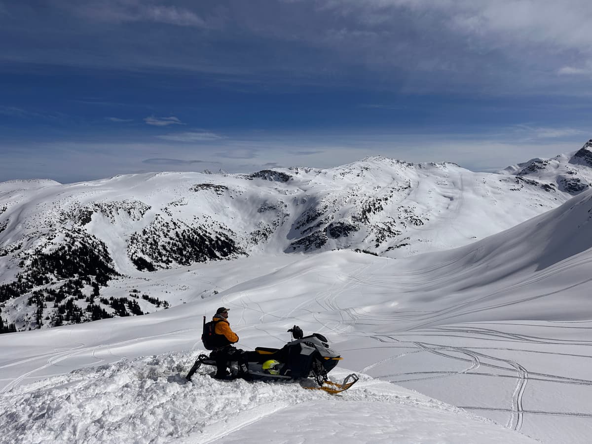 The best riding was on steep northerly slopes above 2200 m where the last bits of dry snow were holding out! 