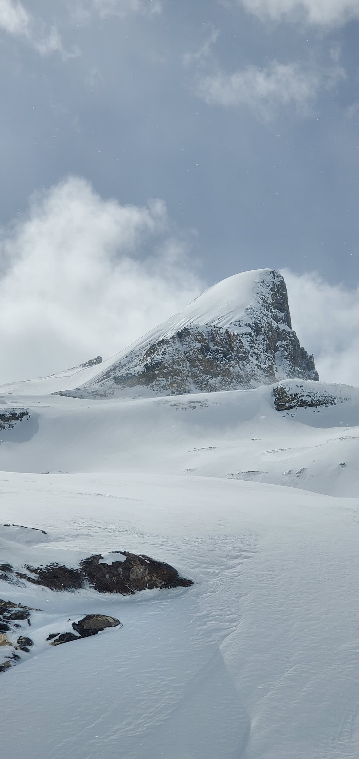 Windslab visible at the top. Deep slab just above the cliff on the left.