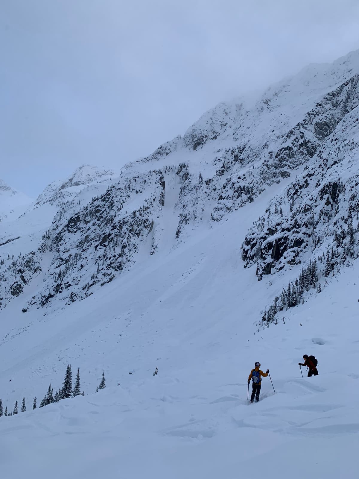 Significant avalanche observed from a couloir flushing above Darkside lake