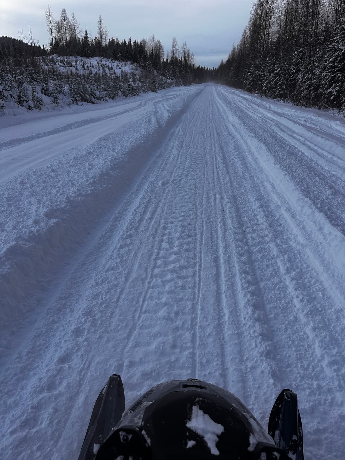 Someone drove a tractor out to 30 km to rescue some trucks that were buried on the unplowed road. It's a bit bumpy, but it feels a lot like old grooming. We parked at 18 km where the current plowing seems to end. 