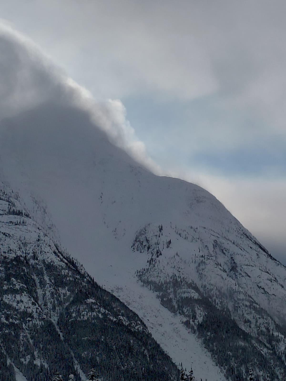 Snow as well as clouds streaming of ridges 