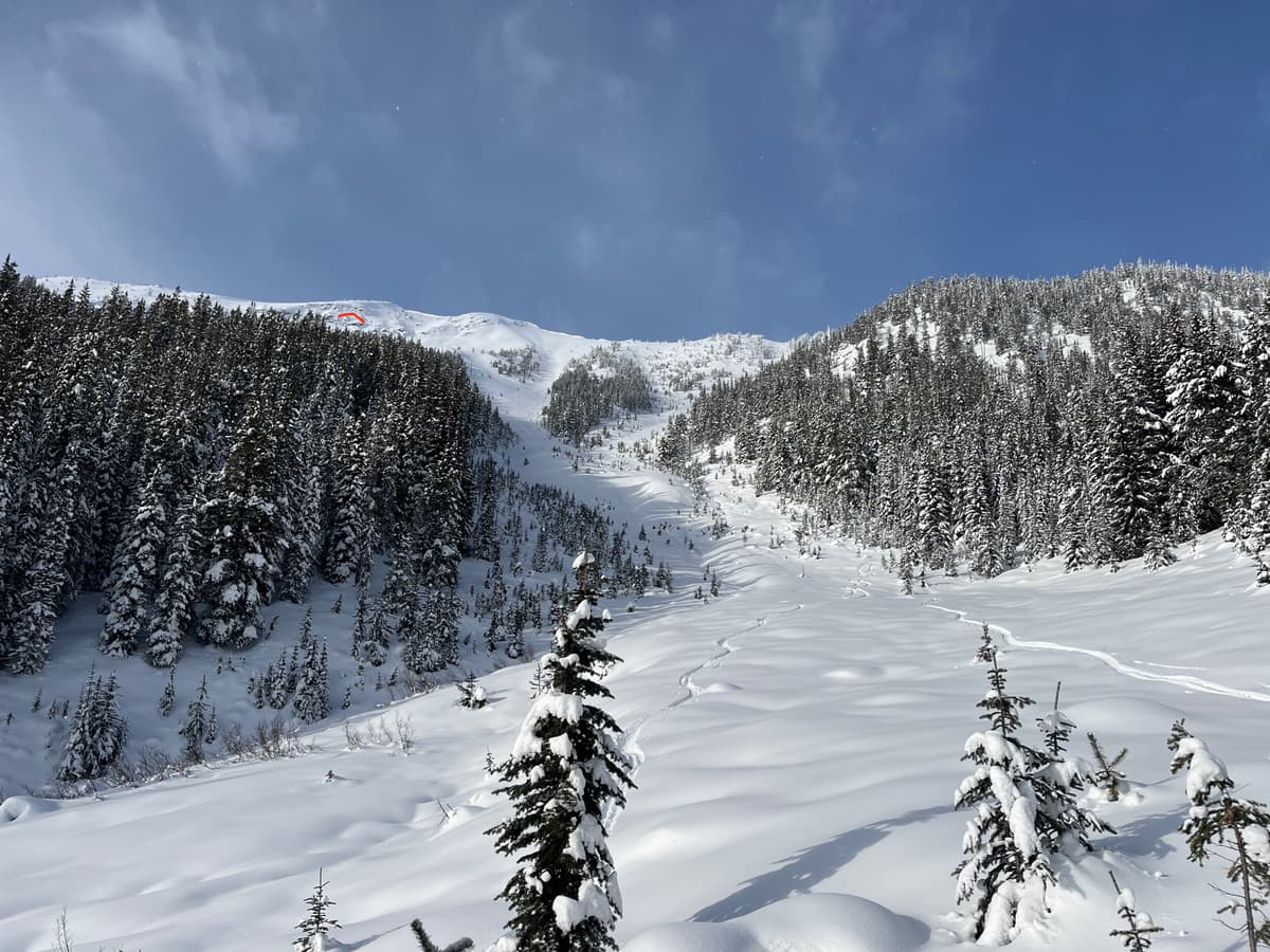 Crown marked in red. Size 1-1.5 storm slab from steep, rocky terrain.