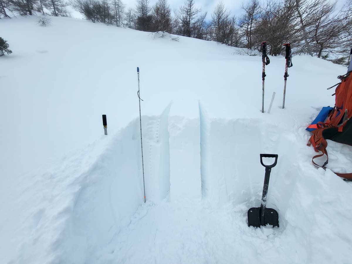 Doug a test pit on a NE facing aspect 
190 cm dept of snow 
Aprox 30 to 35 degree slope 