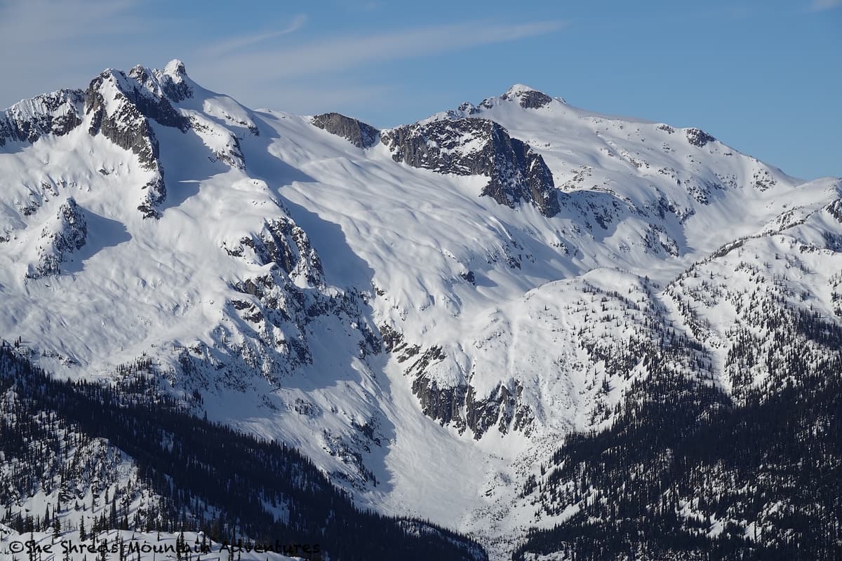 no signs of recent avalanches on neighbouring views