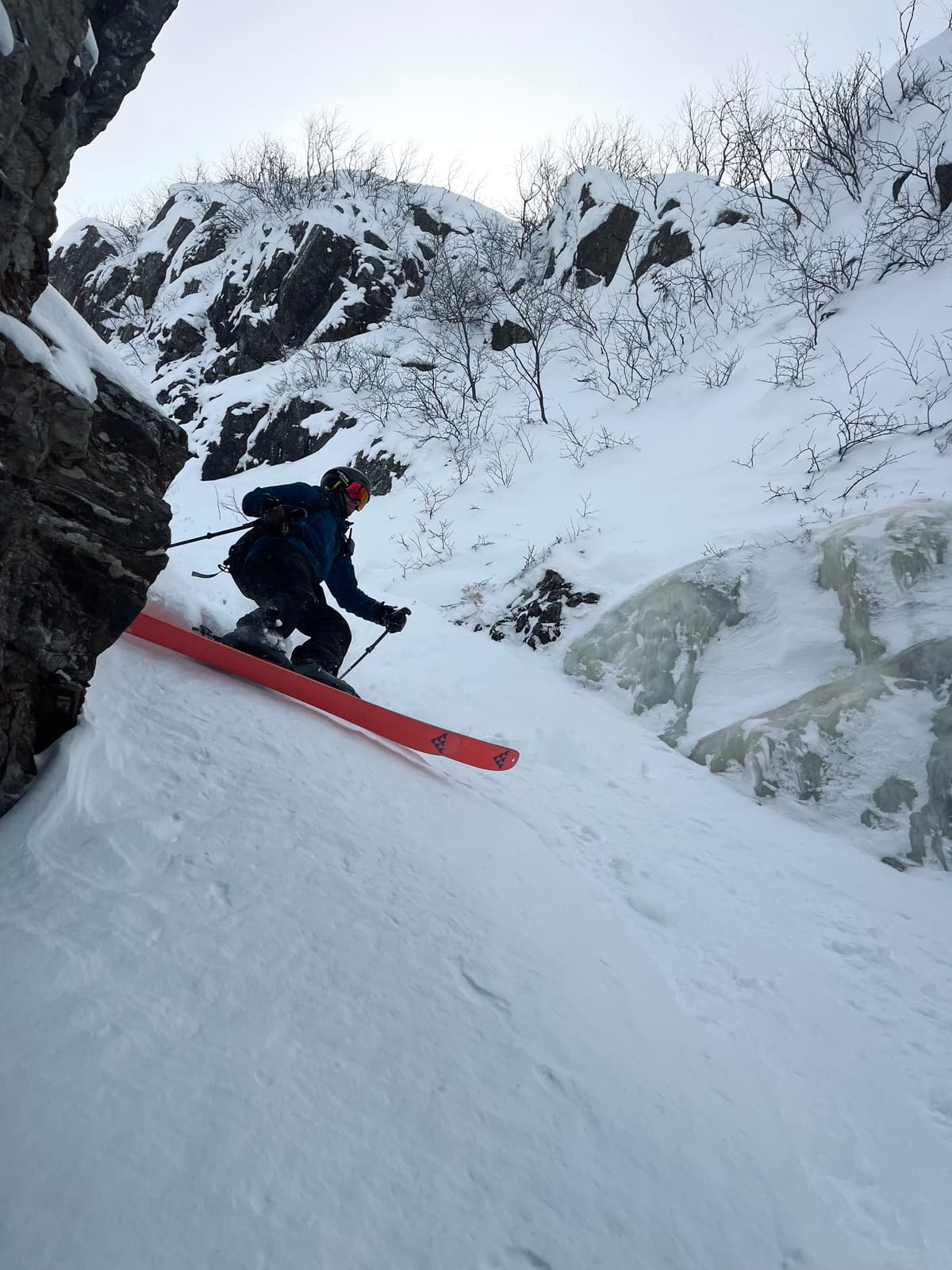 Descente (crux) juste avant le dernier tiers. Petite roche cachée au dernier tiers milieu couloir.