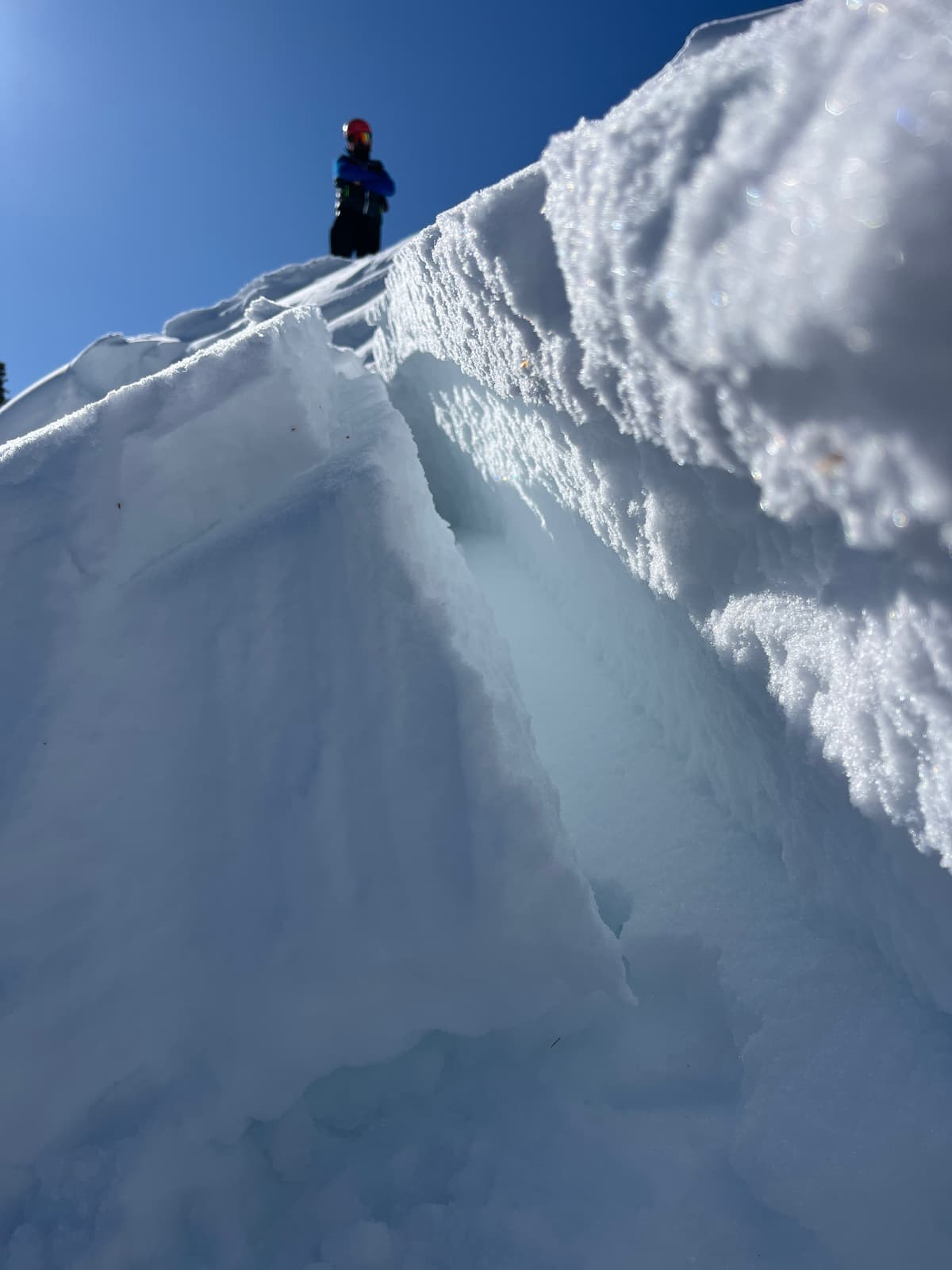 Large crack propagated by a cornice drop