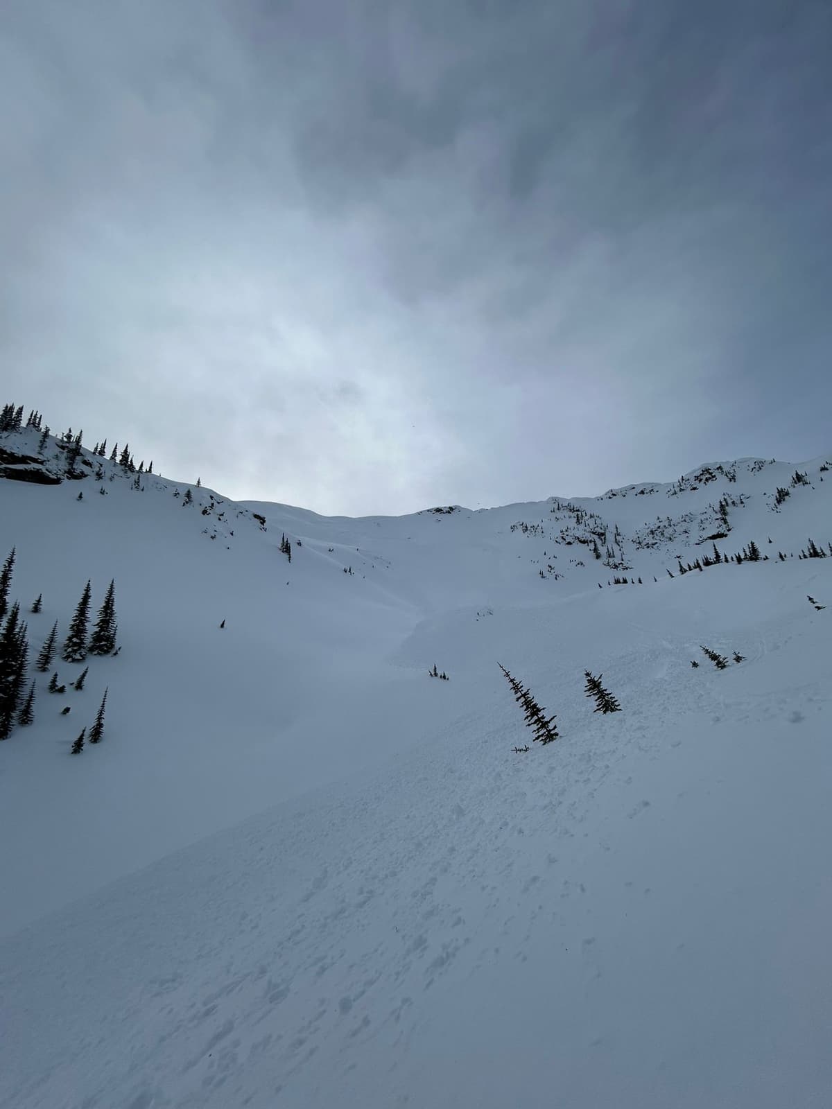 Avalanche in Radar Bowl from the end of the runoff (1/3)