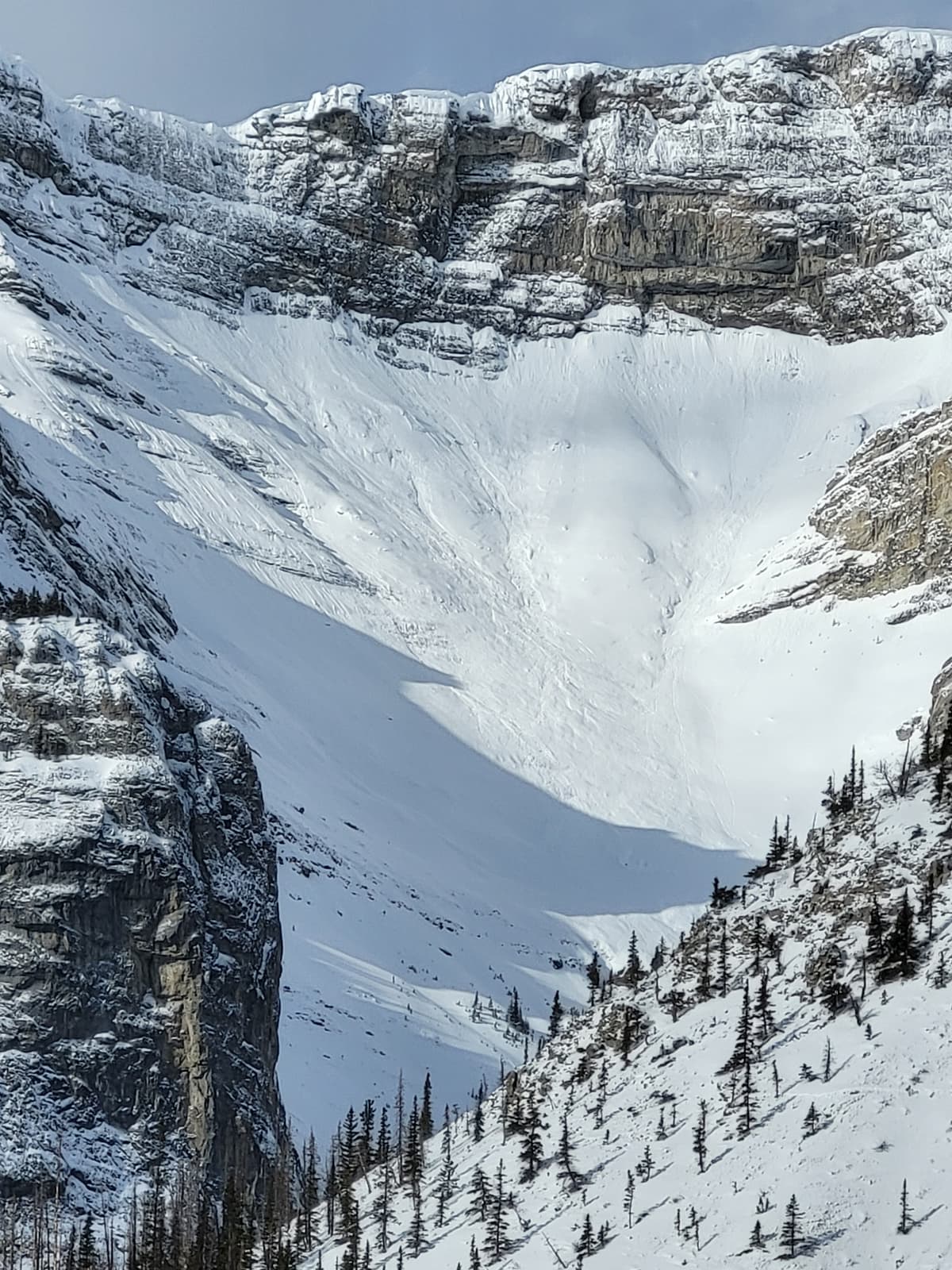 Size 2 with complex crowns, some have stepped down. Possibly cornice triggered.