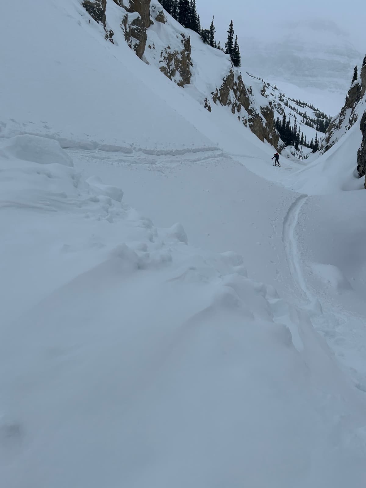 Avalanche about 1/3 the way up the Mouse trap.
Looks like it has been there for a few days. Otherwise the snow was firm and fine underfoot