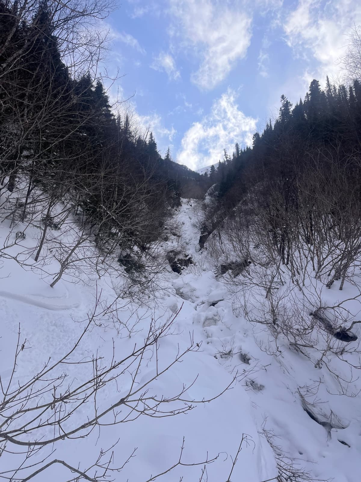 La pluie a grandement affecté la ligne a partir de 600m, une rivière a été creusé ce qui transforme la sortie en aventure