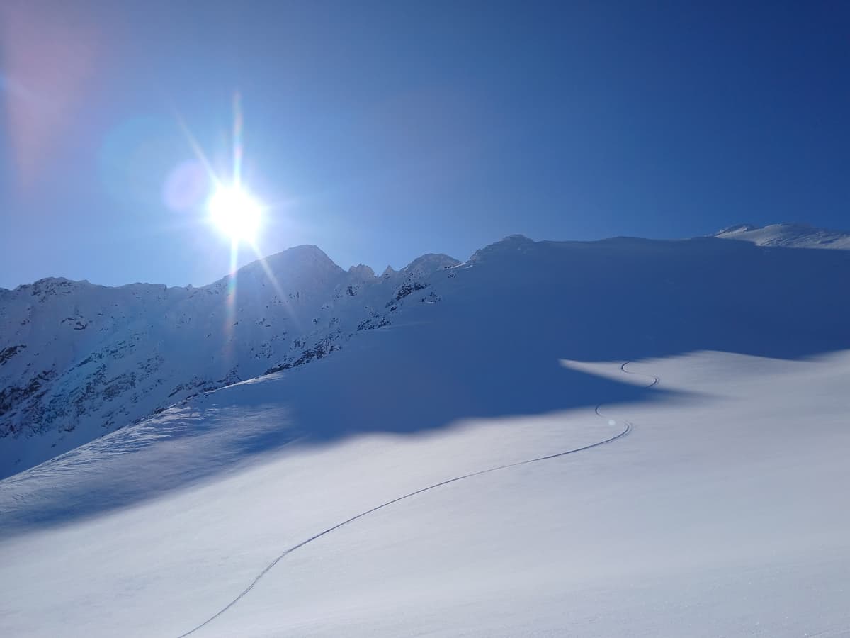 10-15 cm of loose facets on East alpine aspect over hard wind effect gave good skiing.