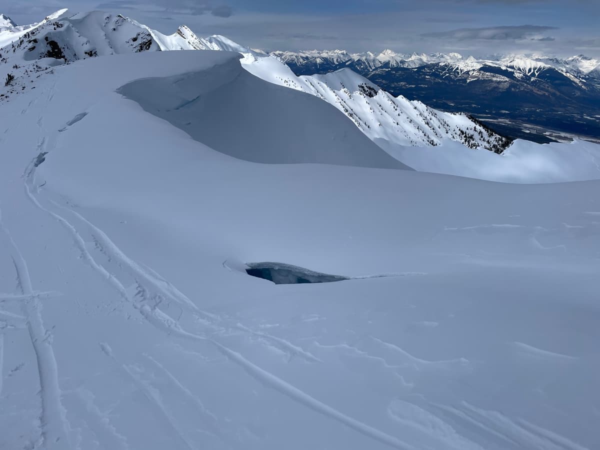 Toilet bowl cornice with another hole (afternoon)