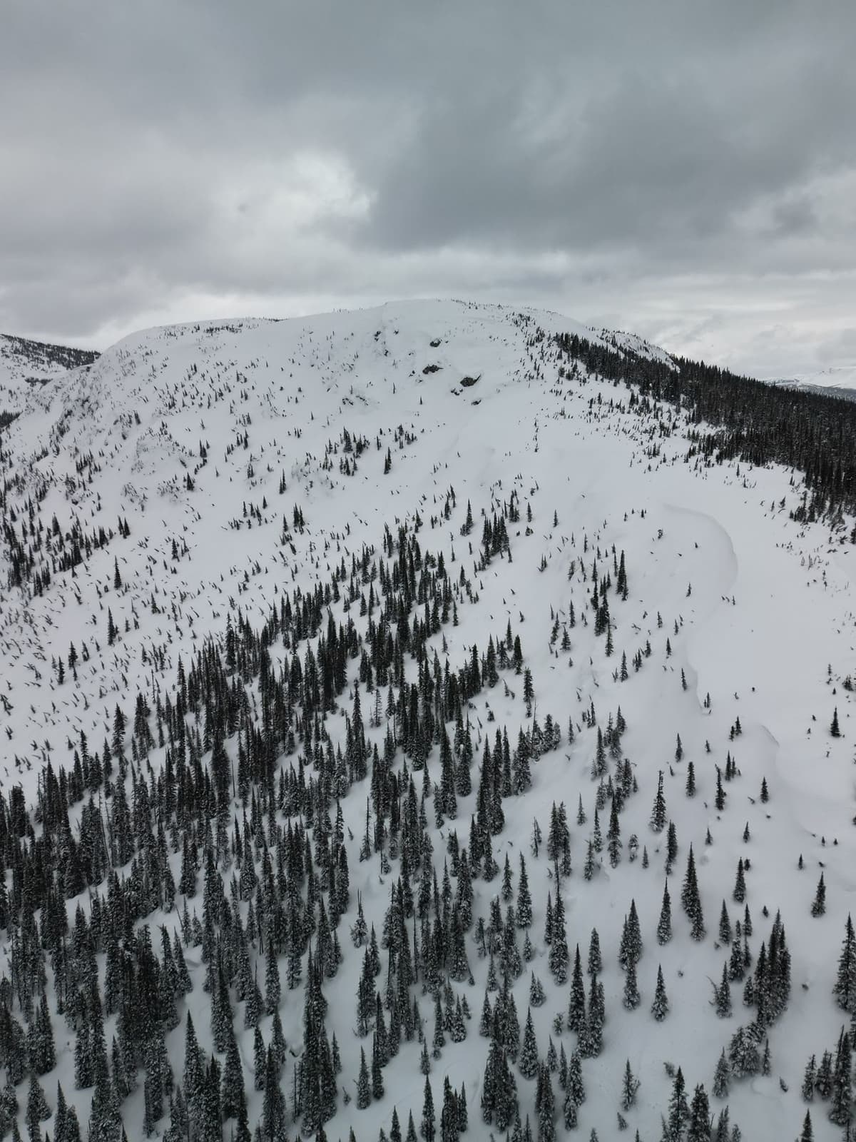 Clear signs of recent wind and slopes loading