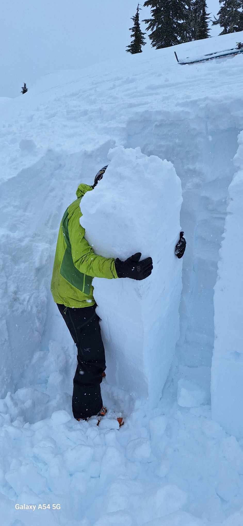 1500m. North aspect. We found a layer of relatively weak snow at 100cm deep. We did a CT with no results.
We observed multiples crownline in North aspect (size 1 to 2).
