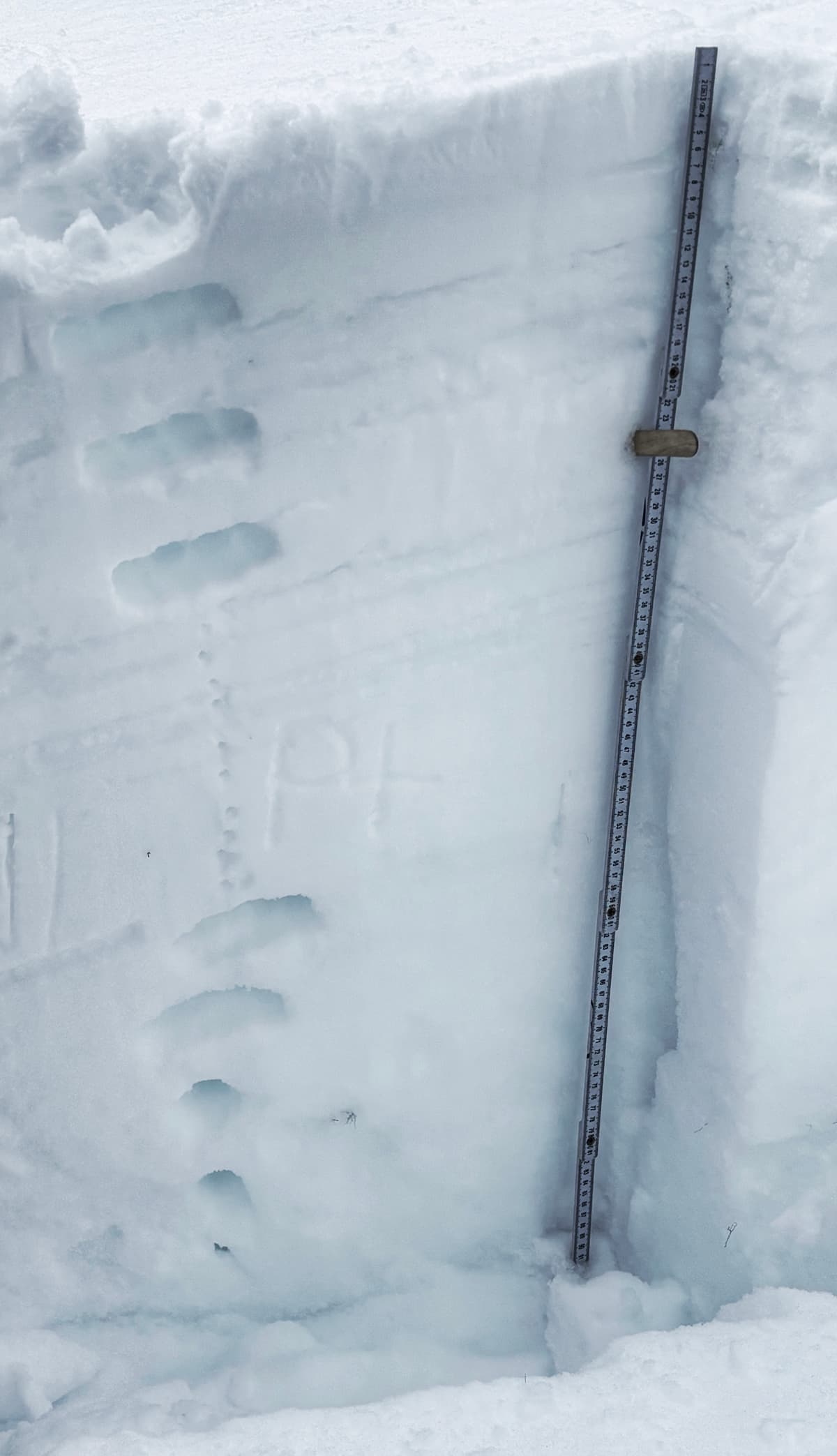 East aspect at 1900 m. Note the 4-Finger-hardness layer UNDER the Pencil-hardness layer. Thats the Jan layer.