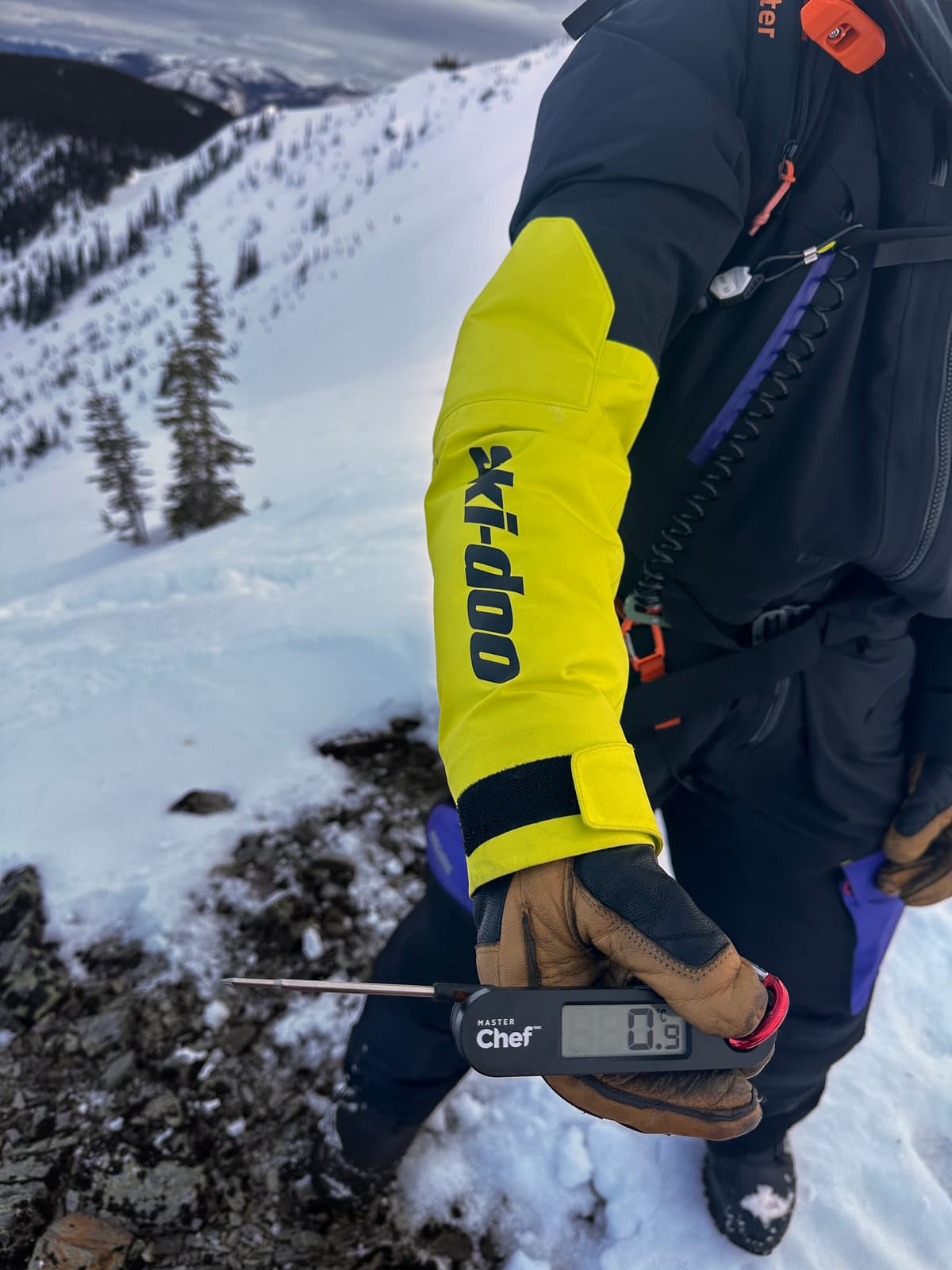 At treeline, temperatures were still warm, but the surface was crusted and the snow beneath was still dry.