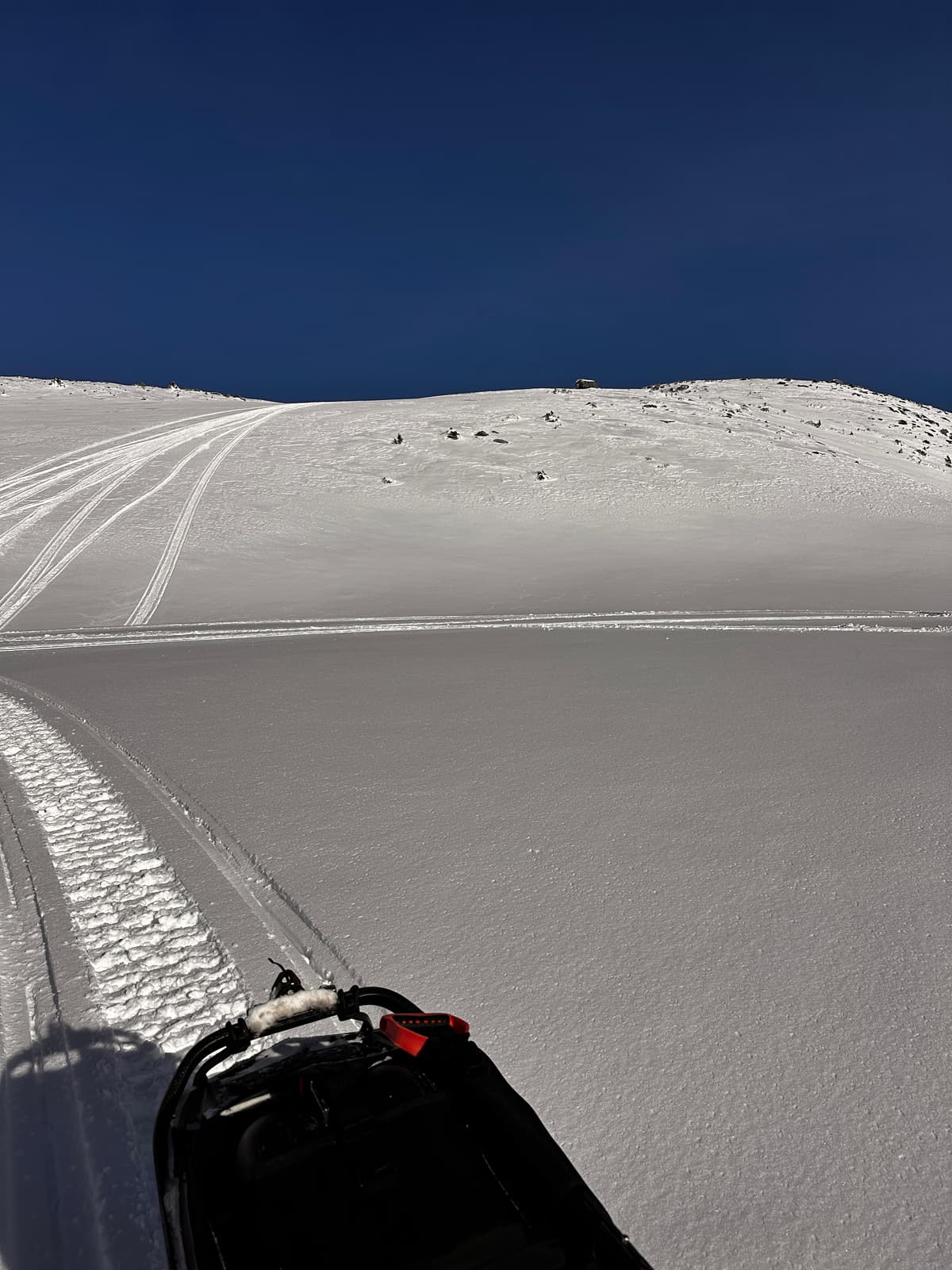 We found the line where the crust transitions to dry, wind affected snow at 2260 m. Unfortunately, this was only 20 m below the ridge top...