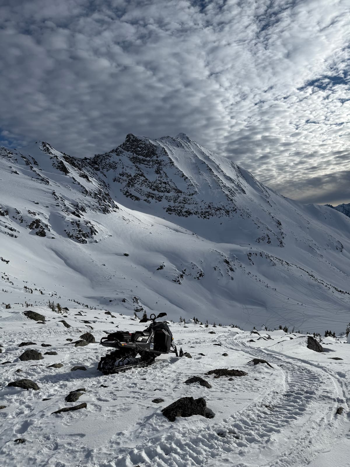 A thin, breakable crust tapers off around 2200 m to wind packed snow.