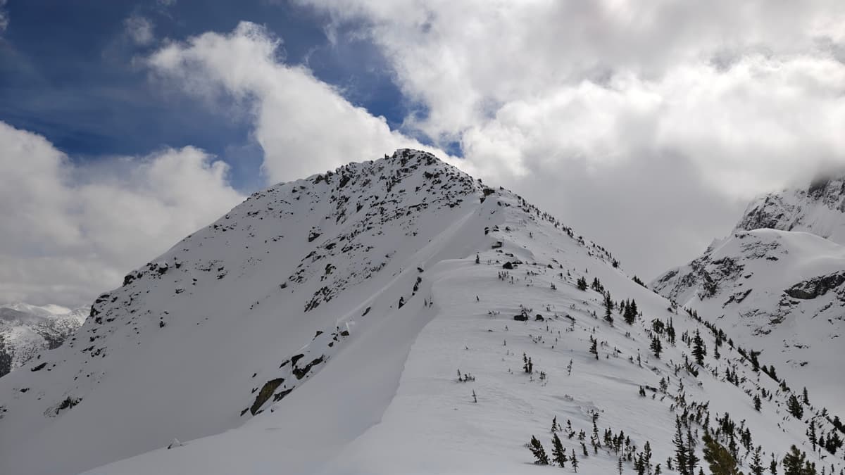 Surprisingly uncorniced n ridge